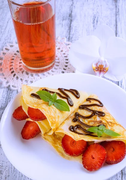 Pfannkuchen mit geschnittenen Erdbeeren — Stockfoto