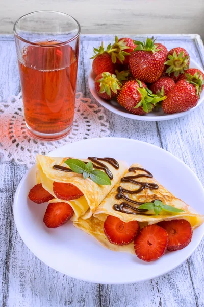 Pfannkuchen mit geschnittenen Erdbeeren — Stockfoto