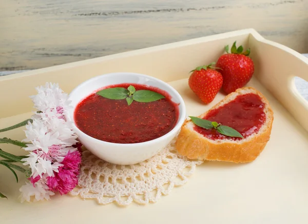 Confettura di fragole in scatola e sandwich alla marmellata — Foto Stock