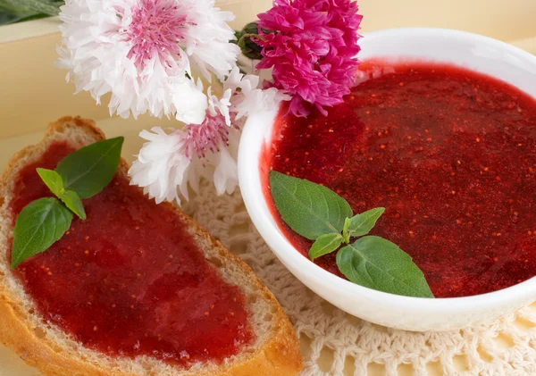 Confitures de fraises en conserve et sandwich à la confiture — Photo