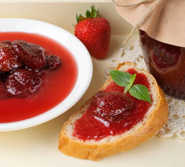 Erdbeerkonfitüre in Dosen und Marmeladensandwich — Stockfoto