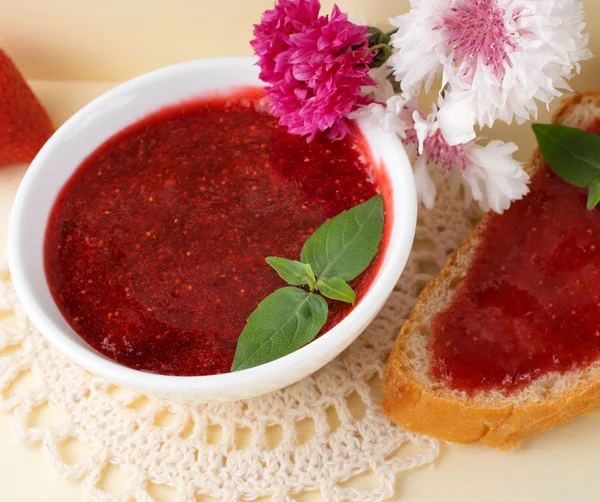 Confitures de fraises en conserve et sandwich à la confiture — Photo