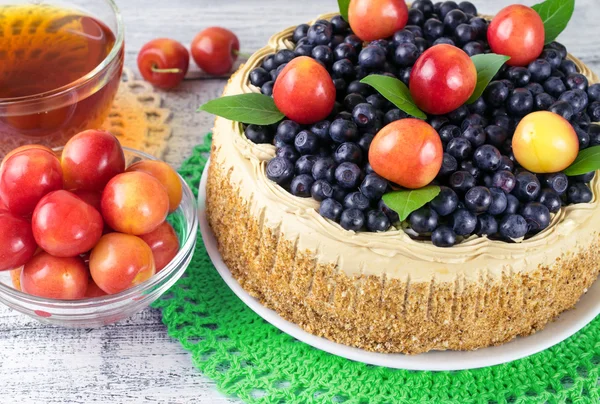 Pastel de celebración con arándanos, cereza dulce, hojas de menta y —  Fotos de Stock