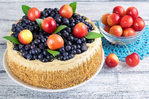 Pastel de celebración con arándanos, cereza dulce y hojas de menta —  Fotos de Stock