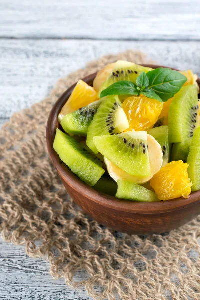 Ensalada de frutas con kiwi, plátano y naranja —  Fotos de Stock