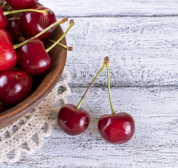 Sweet cherry on the wooden board — Stock Photo, Image