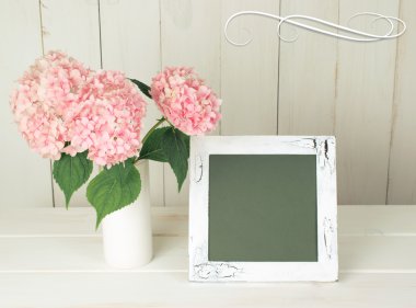 Hortense shabby chic tarzı retro vazo ve fotoğraf çerçevesindeki.