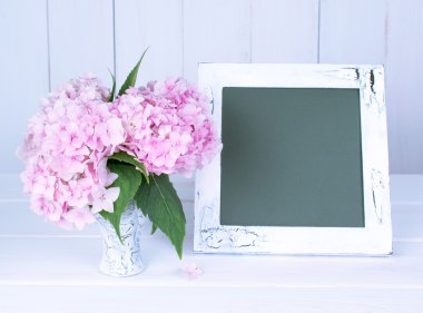 Hortense shabby chic tarzı retro vazo ve fotoğraf çerçevesindeki.