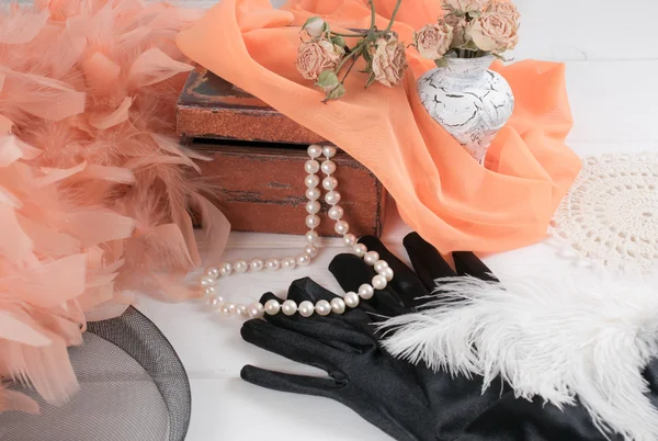 Kadife eldiven ve inci boyun dahil olmak üzere Bayan retro aksesuarlar