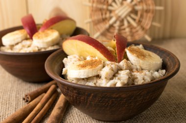 Yulaf ezmesi muz, elma ve tarçın