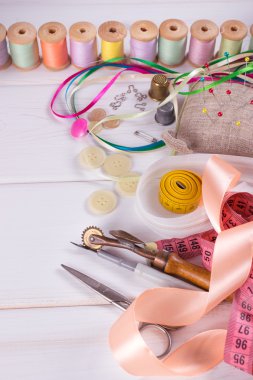 Dikiş ve iğne işi için ahşap bir gemide ayarla