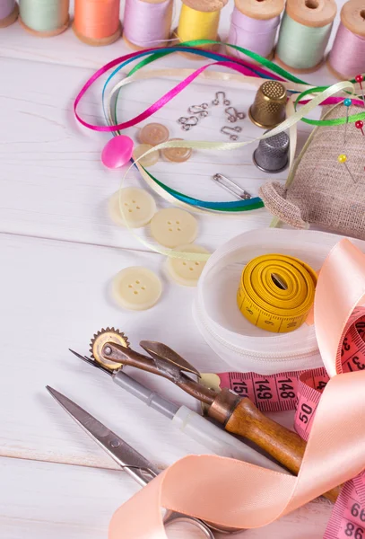 Instellen voor naaien en handwerk op een houten bord — Stockfoto