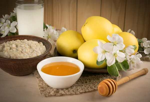 Gelbe Äpfel mit Haferflocken, Milch und Honig — Stockfoto