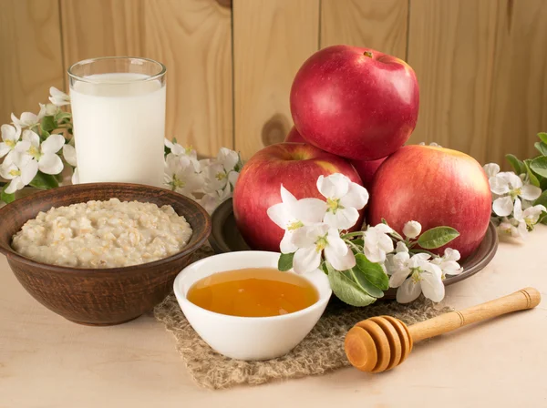 Rote Äpfel mit Haferflocken, Milch und Honig — Stockfoto