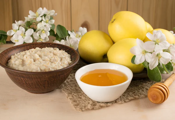 Manzanas amarillas con avena y miel, ramita de manzano —  Fotos de Stock