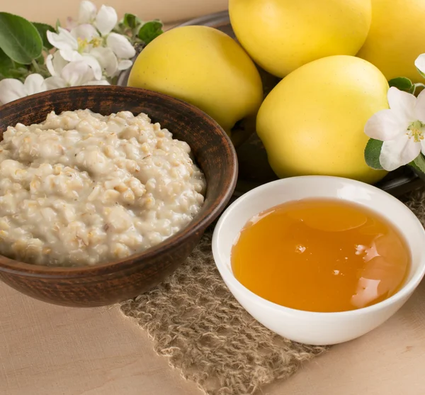 Manzanas amarillas con avena y miel, ramita de manzano —  Fotos de Stock