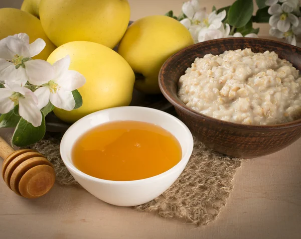 Manzanas amarillas con avena y miel, ramita de manzano —  Fotos de Stock