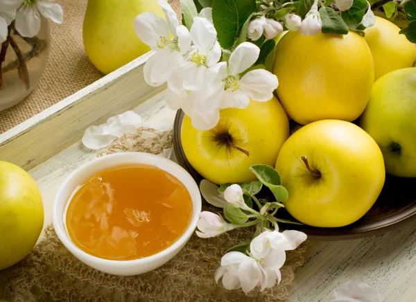 Stilleven met appels, takje appelboom en honing in de lade — Stockfoto