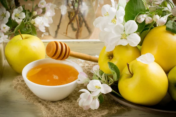 Zátiší s jablky, větvičky jabloní a medu na zásobníku — Stock fotografie