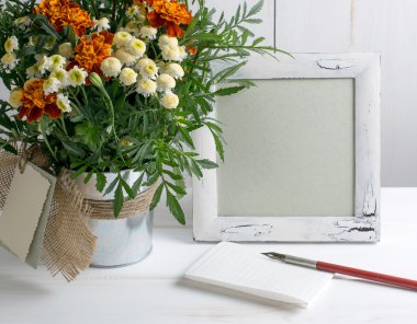 Retro fotoğraf çerçevelemek ve yaprak kağıt ve tagetes bouqu ile eski kalem