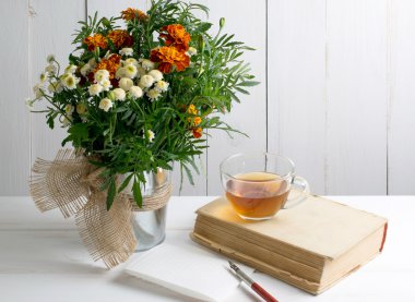 Eski kitap ve yaprak kağıt ve tagetes buket kalemle ahşap uç