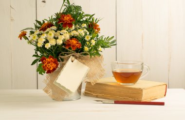Tagetes çiçek buketi dekoratif tebrik kartı ile ve eski boo