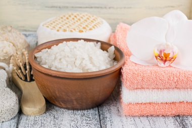 Deniz tuzu, havlu ve çiçekler ile Spa salon