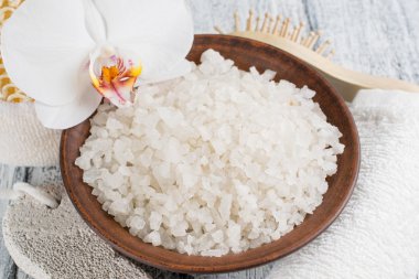 Deniz tuzu, havlu ve çiçekler ile Spa salon