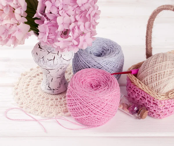 Fio para crochê e cesta para artesanal em placas de madeira branca — Fotografia de Stock