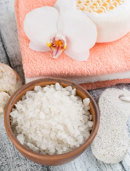 Spa salon with sea salt, towels and flowers — Stock Photo, Image