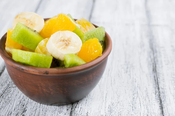 Ensalada de frutas con kiwi, plátano y naranja —  Fotos de Stock