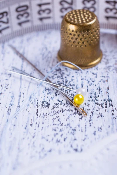 Centímetro, dedal, agulha e alfinetes para costura e bordado — Fotografia de Stock
