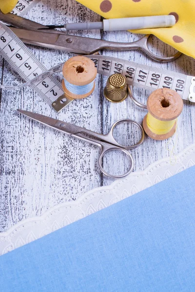 Tools for sewing and fabric on wooden boards — Stock Photo, Image