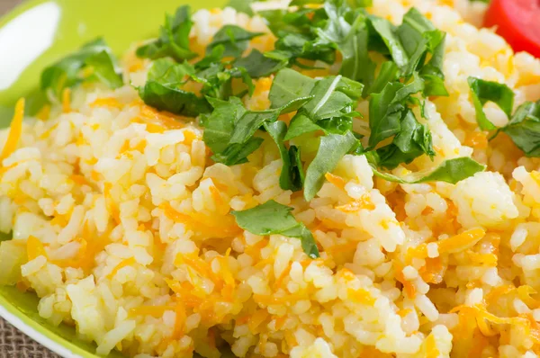 Рис с овощами и руколой — стоковое фото
