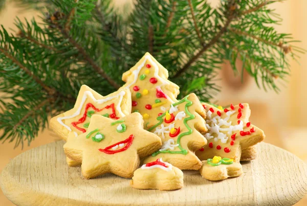 Galletas de Navidad y ramas de abeto —  Fotos de Stock