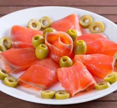 Tuzlanmış somon zeytin ile dilimlenmiş