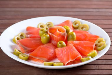 Tuzlanmış somon zeytin ile dilimlenmiş