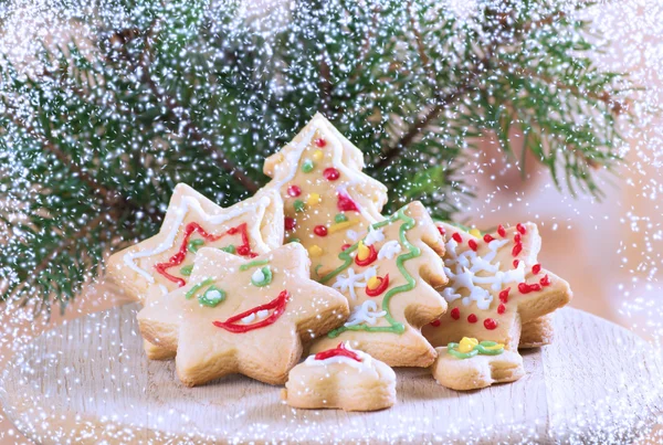 Рождественское печенье с еловыми ветвями и снегом — стоковое фото