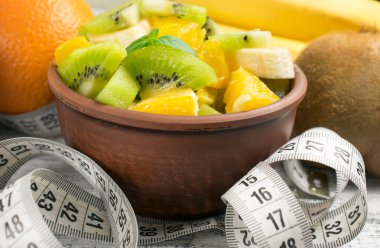 kivi, muz ve portakal ve santimetre ile meyve salatası