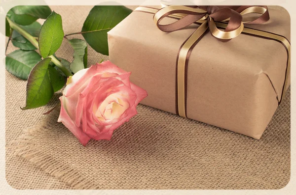 Rosa e caixa de presente — Fotografia de Stock