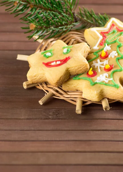 Galletas de Navidad y ramas de abeto —  Fotos de Stock