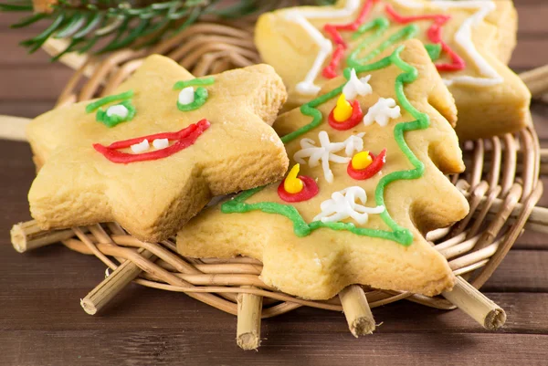 クリスマスのクッキーとスプルースの枝 — ストック写真