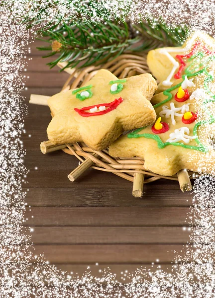 Weihnachtsplätzchen mit Fichtenzweigen und Schnee — Stockfoto