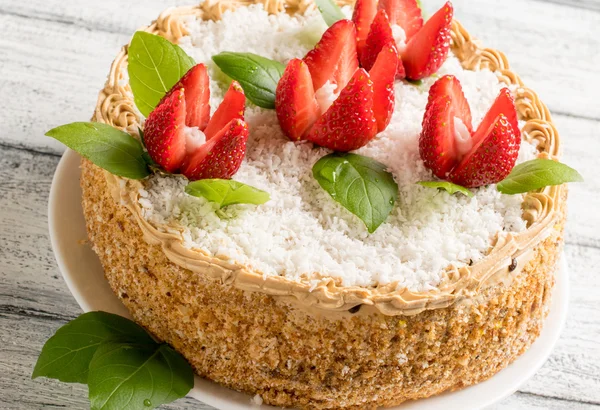 Pastel de celebración con flores de fresas —  Fotos de Stock