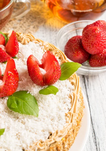 Festtorte mit Erdbeerblüten und Tee — Stockfoto