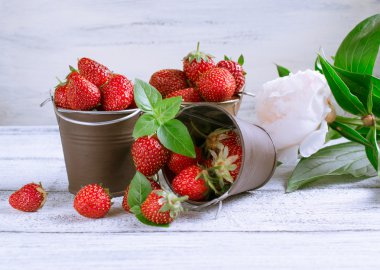 Çilek bir kova ve Şakayık