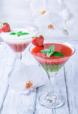 Taze meyve ve meyve eski püskü ahşap panoları ve beyaz kokteyl