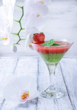 Taze meyve ve meyve eski püskü ahşap panoları ve beyaz kokteyl