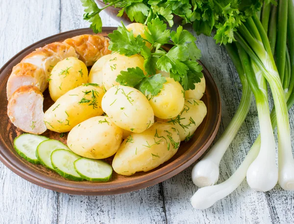 Patatas jóvenes hervidas con eneldo, salchicha, pepino, perejil y — Foto de Stock