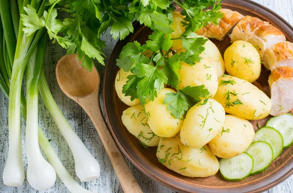 Batatas fervidas jovens com endro, linguiça, pepino, salsa e — Fotografia de Stock